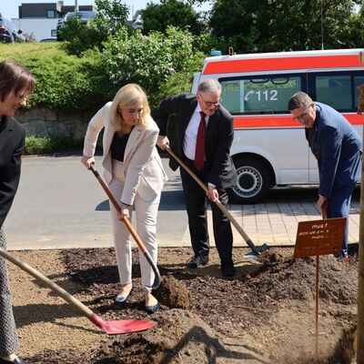 Ein Baum als Symbol f&uuml;r das gute Gedeihen des Krankenhausstandortes (v.l.): die Vorsitzende des F&ouml;rdervereins Cilli D&ouml;hling, Bundesgesundheitsministerin Nina Warken, BBT-Gesch&auml;ftsf&uuml;hrer Dr. Frank Zils, Landrat Christoph Schauder und B&uuml;rgermeisterin Anette