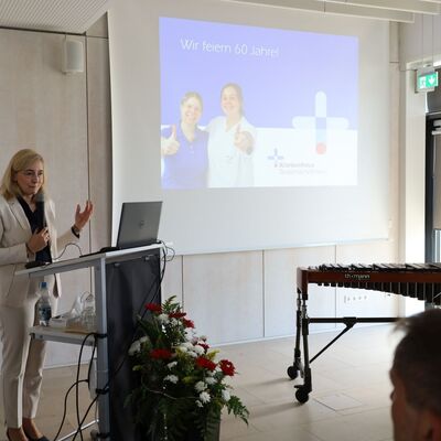 Bundesgesundheitsministerin Nina Warken lobte die Mitarbeitenden des Krankenhauses f&uuml;r ihr Engagement, die Kompetenz und Zuwendung.