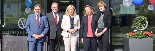 Feierten gemeinsam 60 Jahre Krankenhaus Tauberbischofsheim (v.l.): Landrat Christoph Schauder, BBT-Gesch�ftsf�hrer Dr. Frank Zils, Bundesgesundheitsministern Nina Warken, BBT-Gesch�ftsf�hrerin Sabine Anspach, BBT-Regionalleiterin Dr. Ulrike Heesemann.