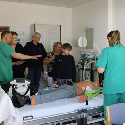 Beim Tag der offenen T&uuml;r konnten die Besucher unter Anleitung der Mitarbeitenden Wiederbelebung an einer Puppe &uuml;ben.