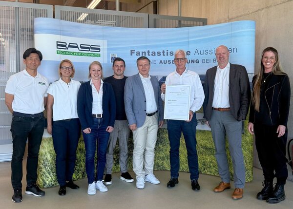 Vertreter von BASS gemeinsam mit den Assessoren von ILEP bei der �bergabe der Urkunde.