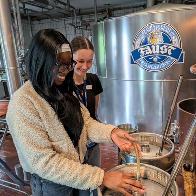 Bierbrauen ist Biotechnologie in Reinform: die Sch�lerinnen Maria Lucia Aikhionbare und Nele R�misch beim Abf�llen des Suds in der Brauerei Faust in Miltenberg.