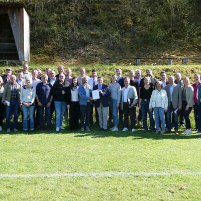 Die hohe Beteiligung an der Mitgliederversammlung des Kommunalen Landschaftspflegeverbandes im Sportheim in K�nigheim zeigte die Bedeutung der Verbandsarbeit.
