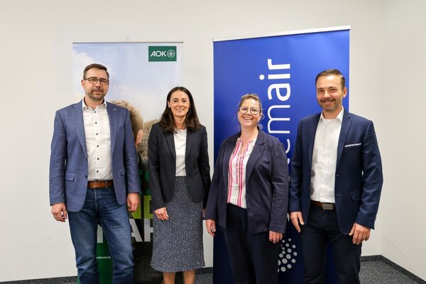 Durch den Kooperationsvertrag mit der AOK - Die Gesundheitskasse Heilbronn-Franken wird die Betriebliche Gesundheitsf�rderung bei Systemair nachhaltig gest�rkt. Das Foto zeigt von links: Benjamin Klasen, Prokurist und Bereichsleiter Vertrieb Inland, Katja Wennes, Gesch�ftsf�hrerin der AOK - Die Gesundheitskasse Heilbronn-Franken, Christina Pratz, BGM-Beauftragte bei Systemair und Systemair-Gesch�ftsf�hrer Martin Babczyk.