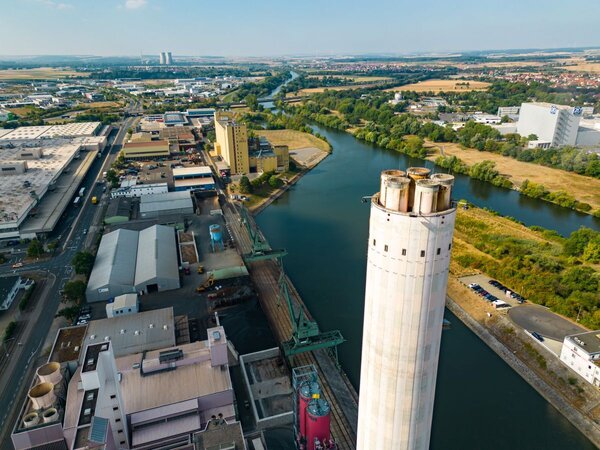Der Kreistag stimmte der Aufnahme des Kommunalunternehmens des Landkreises Bad Kissingen als weiterem kommunalen Gesellschafter der GKS-Gemeinschaftskraftwerk Schweinfurt GmbH zu. Dadurch soll die finanzielle Basis des Unternehmens weiter gest�rkt werden.