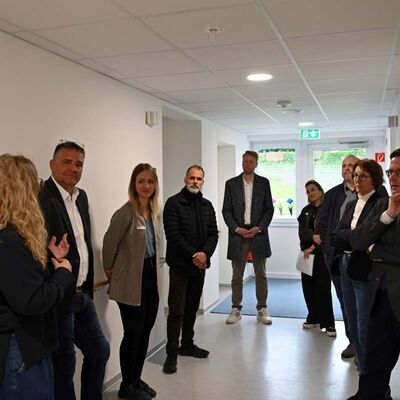 Einblick in die neue Au�enstelle der Schule im Taubertal in Wertheim: Schulleiterin Regine Stolzenberger-Hilpert (2. v. r.) und stellvertretende Schulleiterin Antje Mies (v. l.) f�hrten eine Delegation durch die frisch renovierten R�ume. Mit dabei waren unter anderem Landrat Christoph Schauder, Oberb�rgermeister Markus Herrera Torrez und der Gesch�ftsf�hrer des Diakoniezentrums, Martin Leynar.