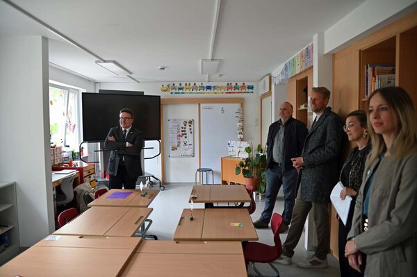 Bild vergr&ouml;&szlig;ern: Das Bild zeigt die Delegation um Landrat Schauder  in einem der vier neuen Klassenzimmer in der Wertheimer Außenstelle des Sonderpädagogischen Bildungs- und Beratungszentrums (SBBZ).
