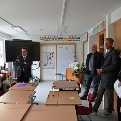 Besuch in einem der vier neuen Klassenzimmer: In der Wertheimer Au�enstelle des Sonderp�dagogischen Bildungs- und Beratungszentrums (SBBZ) l�uft der Unterricht bereits seit April.