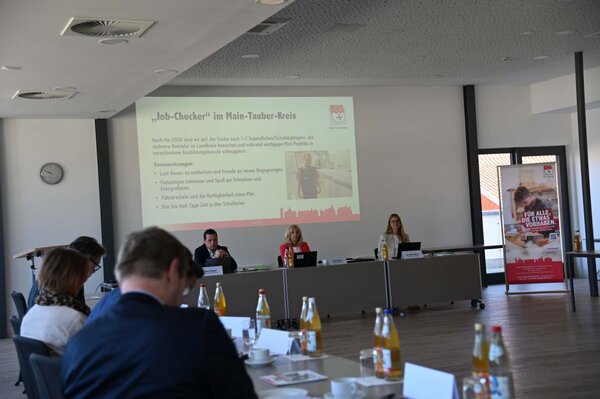 Vertreterinnen und Vertreter der St�dte und Gemeinden sowie Partner wirtschaftsnaher Institutionen bekamen w�hrend der ersten Arbeitssitzung 2026 der Kreiswirtschaftsf�rderung einen Einblick in aktuelle und geplante Handlungsfelder.
