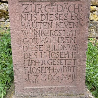 Ein Bildstock unterhalb des Bronnbacher Josephsberges zeugt von der Anlage des Weinberges im Jahr 1720 durch Abt Joseph Hartmann.