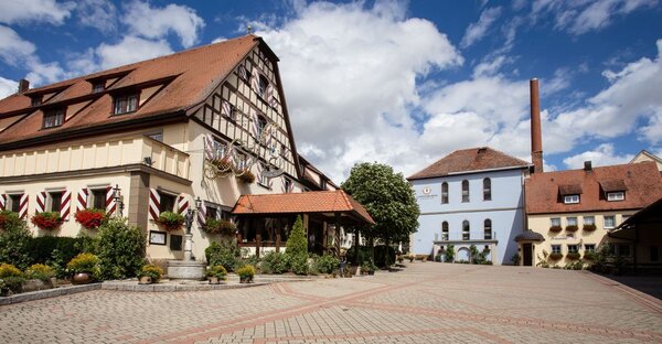 Die Landwehr-Br�u in Reichelshofen bildet den genussvollen Abschluss des Bierwanderwegs - ein traditionsreicher Brauereigasthof, der fr�nkische Gastlichkeit und Bierkultur seit Jahrhunderten vereint.