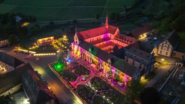 Am Freitag, 26. Juni, wird das Kloster Bronnbach wieder erstrahlen: Bereits zum f&uuml;nften Mal werden die ehrw&uuml;rdigen Mauern illuminiert und der Abteigarten wird mit 2000 Kerzen in Szene gesetzt.