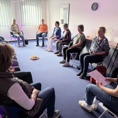 Achtsamkeits�bungen erprobte Heike B�hm, Mitarbeiterin der Kommunalen Pflegekonferenz, mit den Besucherinnen und Besuchern der Veranstaltung zum Ehrentag.