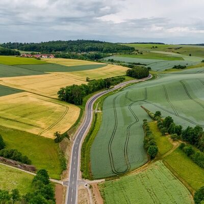 Freie Fahrt in beide Richtungen auf sechs Metern Breite: Die Kreisstra�e K 2800 zwischen Zimmern und Messelhausen wurde auf 2,3 Kilometern L�nge f�r rund f�nf Millionen Euro erneuert. 