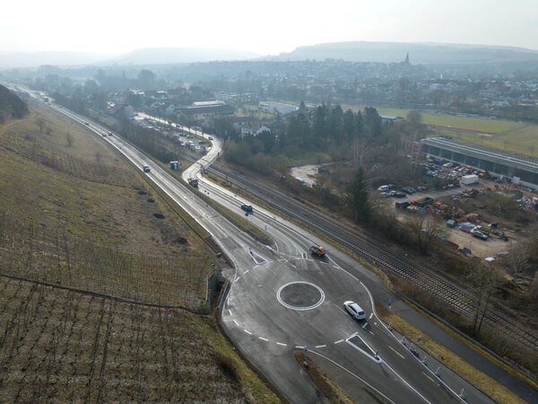 Provisorischer Kreisverkehr: K�nftig entf�llt der Abzweig nach Markelsheim und es muss der Bahn�bergang Weikersheimer Stra�e benutzt werden.