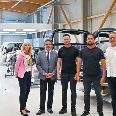 Das Karosserie- und Lackierzentrum Taubertal bietet die komplette Serviceleistung f�r Fahrzeuge auf 2200 Quadratmetern: Gemeinsam mit (v.l.) Dezernentin Ursula M�hleck hat Landrat Christoph Schauder sich mit Prokurist Markus Arlt, Gesch�ftsf�hrer Manuel Arlt und K�nigheims B�rgermeister Ralf D�rr ausgetauscht.