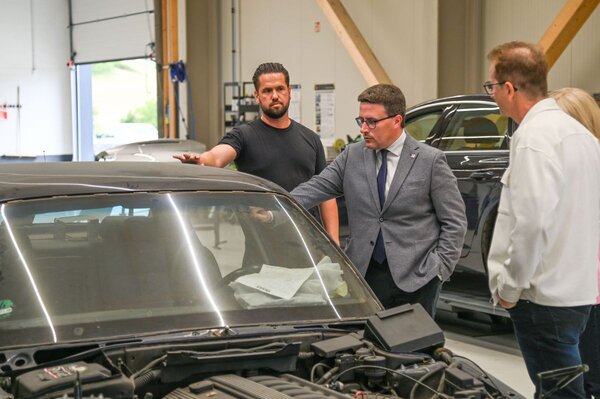 Bild vergr&ouml;&szlig;ern: Das Foto zeigt Landrat Christoph Schauder bei der Besichtigung.