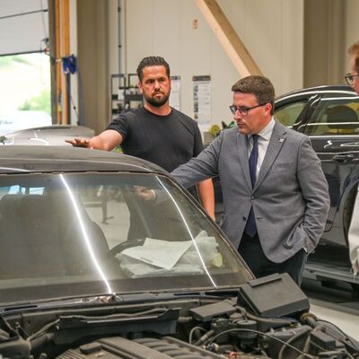 Im Karosserie- und Lackierzentrum Taubertal k�nnen sich die Auszubildenden an alten Fahrzeugen ausprobieren und die Restauration zu ihrem eigenen Projekt machen. 