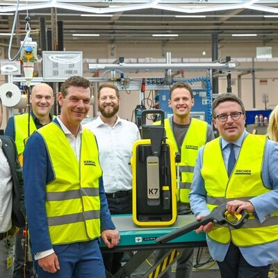 Einblicke aus erster Hand in das modernste Service-Center der Alfred K&auml;rcher SE & Co. KG in Ahorn (v.l.): Werksleiter Fabian Breuning, Kommunikationsleiter David Wickel-Bajak, Ralf Minkwitz, Christian May, stellvertretender Vorsitzender des Vorstands sowie Vorstand f&uuml;r Vertrieb, Marketing und Service des Unternehmens, B&uuml;rgermeister Benjamin Czernin, Landrat Christoph Schauder und Dezernentin Ursula M&uuml;hleck.