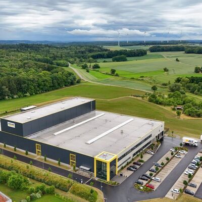 Blick von oben: Das K&auml;rcher-Reparaturzentrum in Ahorn hat eine Werksfl&auml;che von 10.000 Quadratmetern und ist 2023 in Betrieb gegangen. Die Investitionssumme lag bei rund 26 Millionen Euro. 