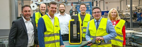 Einblicke aus erster Hand in das modernste Service-Center der Alfred K�rcher SE & Co. KG in Ahorn (v.l.): Werksleiter Fabian Breuning, Kommunikationsleiter David Wickel-Bajak, Ralf Minkwitz, Christian May, stellvertretender Vorsitzender des Vorstands sowie Vorstand f�r Vertrieb, Marketing und Service des Unternehmens, B�rgermeister Benjamin Czernin, Landrat Christoph Schauder und Dezernentin Ursula M�hleck.