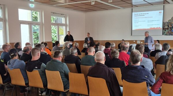Rund 50 Eigent�mer informierten sich an der Teilnehmerversammlung zur m�glichen Bildung eines Gemeinschaftswaldes im Flurneuordnungsverfahren Ahorn-Buch (Wald). 