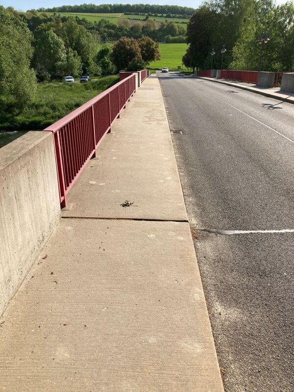 Blick auf den Gehweg auf der Tauberbr�cke in Dittigheim: Von Montag, 29. Juni, bis voraussichtlich Mitte September wird der Abschnitt saniert. Die Fahrbahn wird im Zuge dieser Ma�nahme halbseitig gesperrt und mit einer Ampelanlage geregelt.