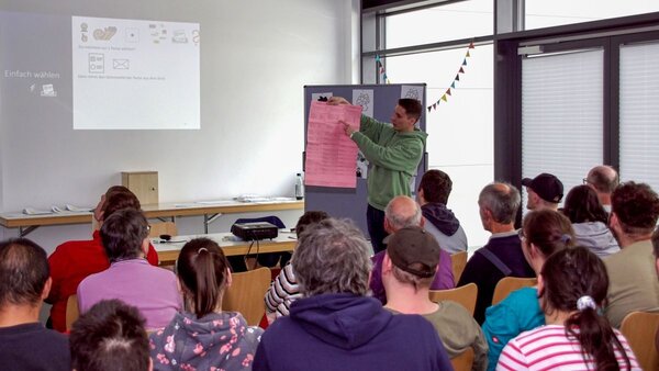 Der Kommunale Behindertenbeauftragte Fabian Bayer hatte den Workshop �Einfach richtig w�hlen� initiiert und geleitet, der jetzt bei einer landesweiten Jubil�umsveranstaltung als Best-Practice-Beispiel gew�rdigt wurde.