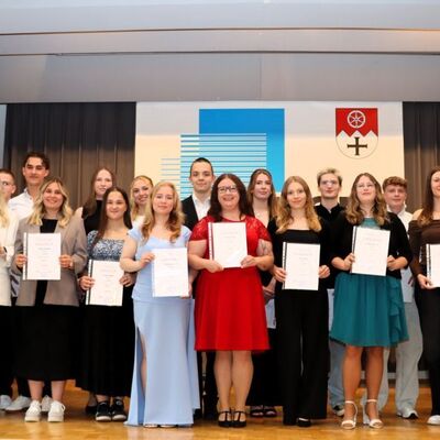 Sichtbare Freude bei allen Beteiligten: Die Preistr�ger der Abschlussklasse Sommer 2026 gemeinsam mit Schulleiter Volker Stephan, Abteilungsleiter Gottfried Gunzenhauser und seiner Stellvertreterin Ute Pfl�ger. 