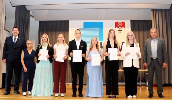 Bild vergr&ouml;&szlig;ern: Das Foto zeigt die Preisträger, die die Urkunden in den Händen halten, zusammen mit Volker Stephan und Gottfried Gunzenhauser.