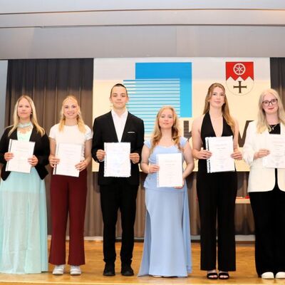 Volker Stephan und Gottfried Gunzenhauser �bergaben die Preise der Citygemeinschaft Bad Mergentheim als Anerkennung f�r die Jahrgangsbesten eines Ausbildungsberufes. 