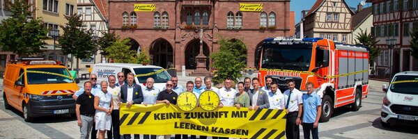"Keine Zukunft mit leeren Kassen": Zum bundesweiten Aktionstag "Kommunen am Limit" protestierten auf dem Marktplatz in Tauberbischofsheim die Rathauschefs sowie der Landrat und der Erste Landesbeamte des Main-Tauber-Kreises (von links): Joachim D�ffinger, Joachim Markert, Anette Schmidt, Ralf D�rr, Dr. Lukas Braun, Markus Herrera Torrez, Udo Glatthaar, Roger Henning, Uwe Hehn, Christoph Schauder, Thomas Schreglmann, Frank Menikheim, Sebastian Mayer, Heidrun Beck, Florian Busch, Benjamin Czernin, Christian Freisleben (Vertreter Werbach), Joachim Leibold, Nick Schuppert und Marcus Wessels.