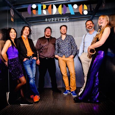 Im Abteigarten sorgt die Band "Groove Buzzters" f�r gute Stimmung. Die sechs Musikerinnen und Musiker zelebrieren gute, handgemachte Musik, die in die F��e geht.