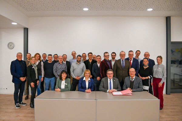 Landrat Christoph Schauder (vorne, 2.v.r.) unterzeichnete gemeinsam mit den Kooperationspartnern den Vertrag f�r die Gr�ndung des Weiterbildungsverbundes Allgemeinmedizin Main-Tauber-Kreis.