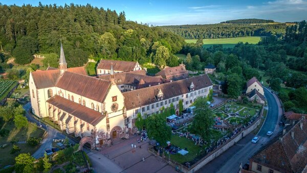 Blick auf das Kloster Bronnbach: Mit "Think Pink" &ouml;ffnet am Sonntag, 5. Juli, die zweite Ausstellung des Jahres in der Neuen Galerie im Kloster Bronnbach. 