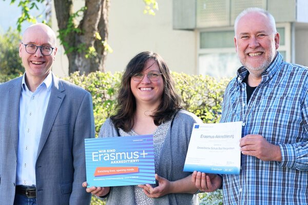 Strahlende Gesichter in der Gewerblichen Schule Bad Mergentheim: Schulleiter Peter W�hrle (l.) freut sich gemeinsam mit den Erasmus-Verantwortlichen der Schule, Karina Thomann und Thomas Beiersdorf.