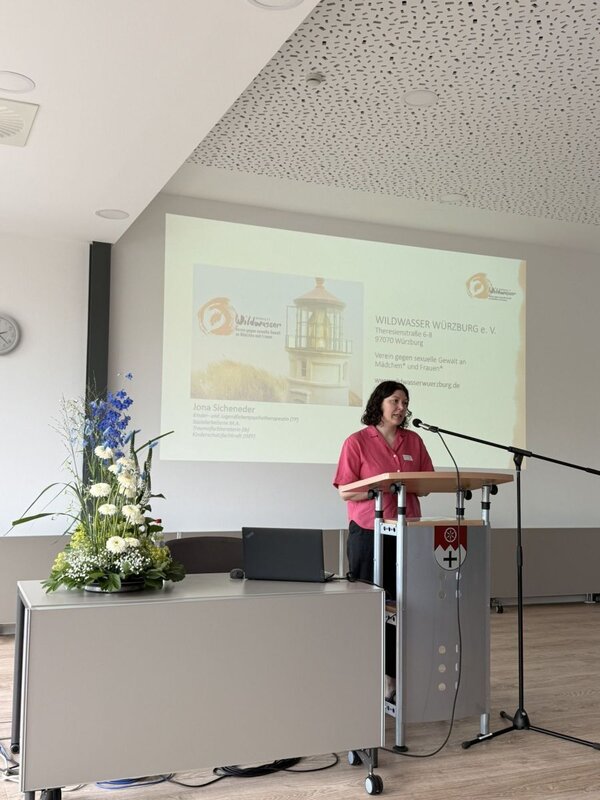 Der Fachvortrag von Jona Sicheneder von Wildwasser e.V. W�rzburg stand im Mittelpunkt des 13. Netzwerktreffens "Fr�he Hilfe und Kinderschutz". Sie thematisierte die sexualisierte Gewalt an Kindern. 