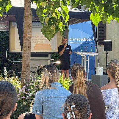 Die 17. Distelh�user Medienwerkstatt bot den Teilnehmern ein abwechslungsreiches Programm: Die Keynote mit Ursi Zeilinger und Katharina Kurz vom SWR wurde aufgrund der Temperaturen kurzerhand in den Innenhof verlegt.