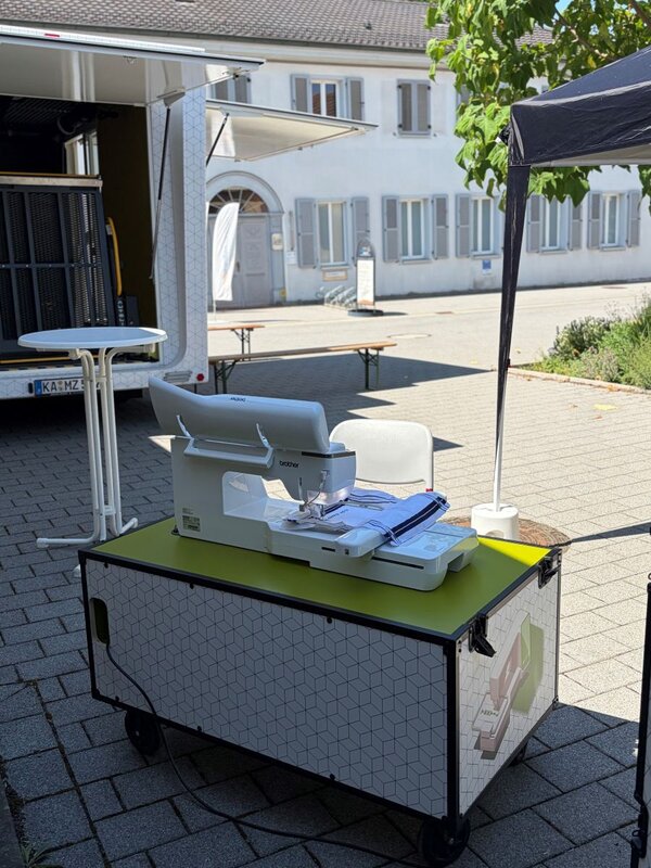 Bild vergr&ouml;&szlig;ern: Das Foto zeigt das Makermobil des Landesmedienzentrums mit seinen Modulen zu unterschiedlichen Making-Projekten.