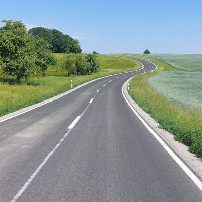 Die Erneuerung der Fahrbahndecke auf der L 1020 zwischen Rinderfeld und Wildentierbach ist abgeschlossen. 