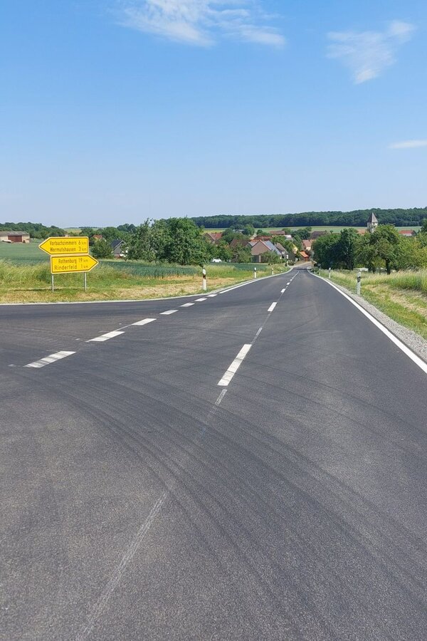 Bild vergr&ouml;&szlig;ern: Das Foto zeigt die L 1020 zwischen Rinderfeld und Wildentierbach.