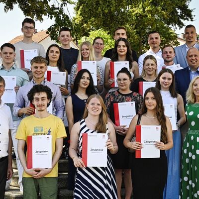 F&uuml;r hervorragende Leistungen hat die Kaufm&auml;nnische Schule Tauberbischofsheim 20 Auszubildende ausgezeichnet.