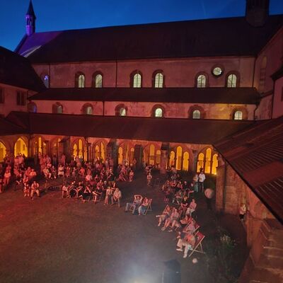 Sorgten f�r eine besondere Stimmung im Kreuzganginnenhof: Cinja Unger und Ragnar Dargatz verzauberten die Zuh�rerinnen und Zuh�rer mit Popmusik.