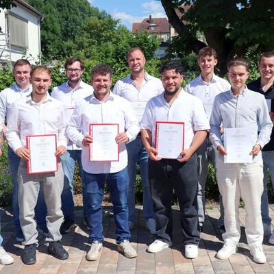 Die Abschlussklasse M3AH mit Klassenlehrerin Regine Kunert.
