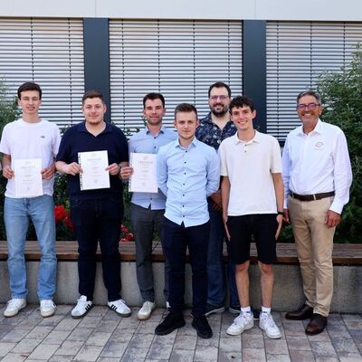 Die Abschlussklassen E3ME1 und E3ME2 mit Abteilungsleiter Alfred Winklmaier sowie Klassenlehrer J&ouml;rg Heinkelmann und Fachlehrer Martin Weckesser.
