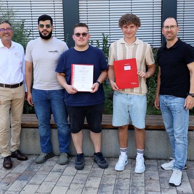 Die Abschlussklasse E3BT mit Abteilungsleiter Alfred Winklmaier und Fachlehrer Thomas Heer.