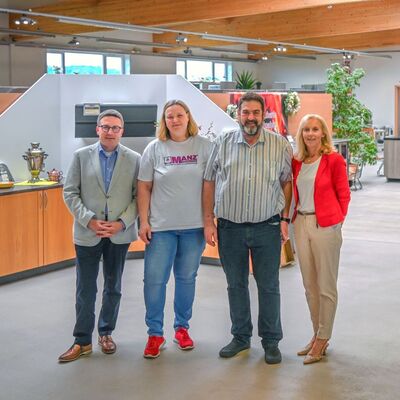 Von Creglingen in die ganze Welt: Landrat Christoph Schauder (v.l.) informierte sich bei der Unternehmensf�hrung von MANZ-Backtechnik, Dagmar und Ehemann Robert H�u�ler, gemeinsam mit Dezernentin Ursula M�hleck zu den Produktionswegen der hochwertigen Back�fen.
