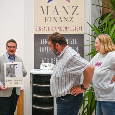 Der erste Backofen von Firmengr�nder Heinz Manz aus dem Jahr 1962 funktioniert immer noch und kommt auch heute noch bei den beliebten Events wie den Herrgottstaler Backtagen zum Einsatz. 