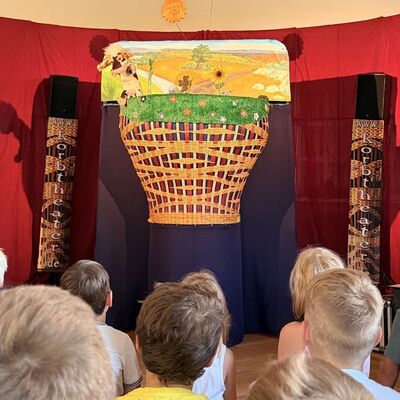 Das Korbtheater von Alfred B�ttner war mit der Auff�hrung "Olga packt aus" zu Gast an der Schule im Schloss Untersch�pf. 