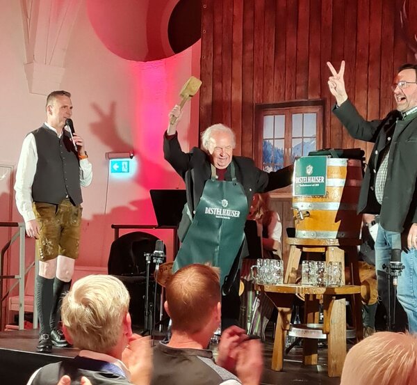 Landrat a. D. Georg Denzer beim Starkbieranstich im Kloster Bronnbach. Am Freitag, 17. Juli, leitet er die F&uuml;hrung "Als ich ein Kloster kaufte...".